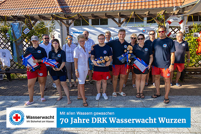 Ein Foto aus dem Freibad Burkartshain, welches Mitglieder der Wasserwacht im Training zeigt oder bei Festreden.